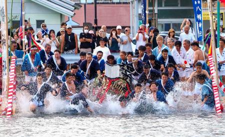 豪快にみこしが海へ、和歌山 勝浦八幡神社で例大祭 | 全国のニュース | 福井新聞ONLINE