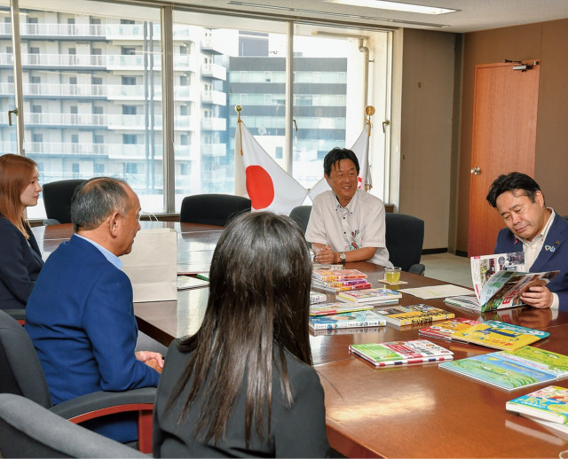 メイシンマテリアルが厚木市内の小学校に本を寄贈 〈厚木市・愛川町・清川村〉