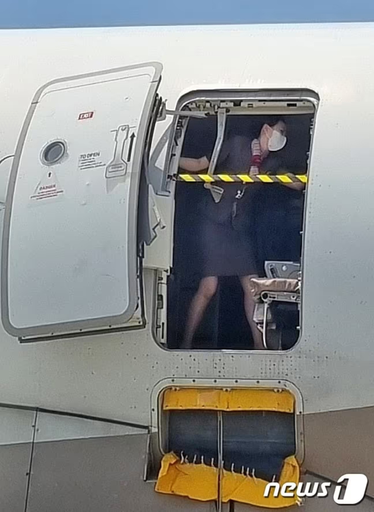 航空機の非常口開放に最大1億ウォン罰金…韓国で相次ぐ危険行為に鉄槌、航空保安法改正案　写真枚　国際ニュース：AFPBB News