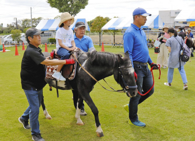 子どもたちがポニー乗馬体験　動物愛護週間に合わせ さいたま市で催し