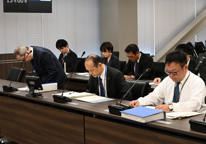 京都市議会の総務消防委員会で参院選の選挙公報の配布状況に関する調査結果を報告し、陳謝する市選管幹部ら＝京都市役所で2025年9月24日午前11時4分、南陽子撮影