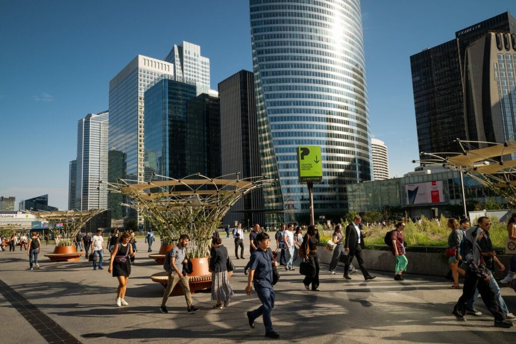 大手銀行、EU内で最大1000人増員も－27年発効の新規制で - Bloomberg