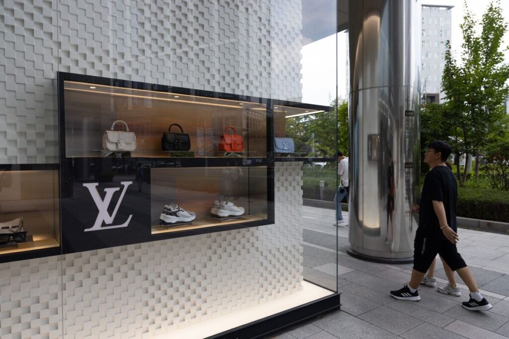 ルイ・ヴィトンとディオール、韓国ソウルの旗艦店拡張－多角化進展 - Bloomberg