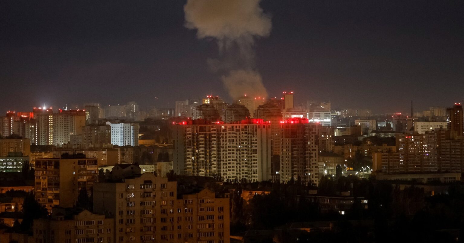 ロシアが無人機とミサイルで大規模空爆、キーウでは少なくとも3人死亡 | ロイター
