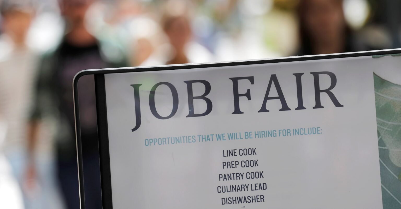 米雇用、11月予想上回る+6.4万人 失業率は4年超ぶり高水準 | ロイター 米8月の求人件数は小幅増、採用減が労働市場の減速を示唆 | ロイター