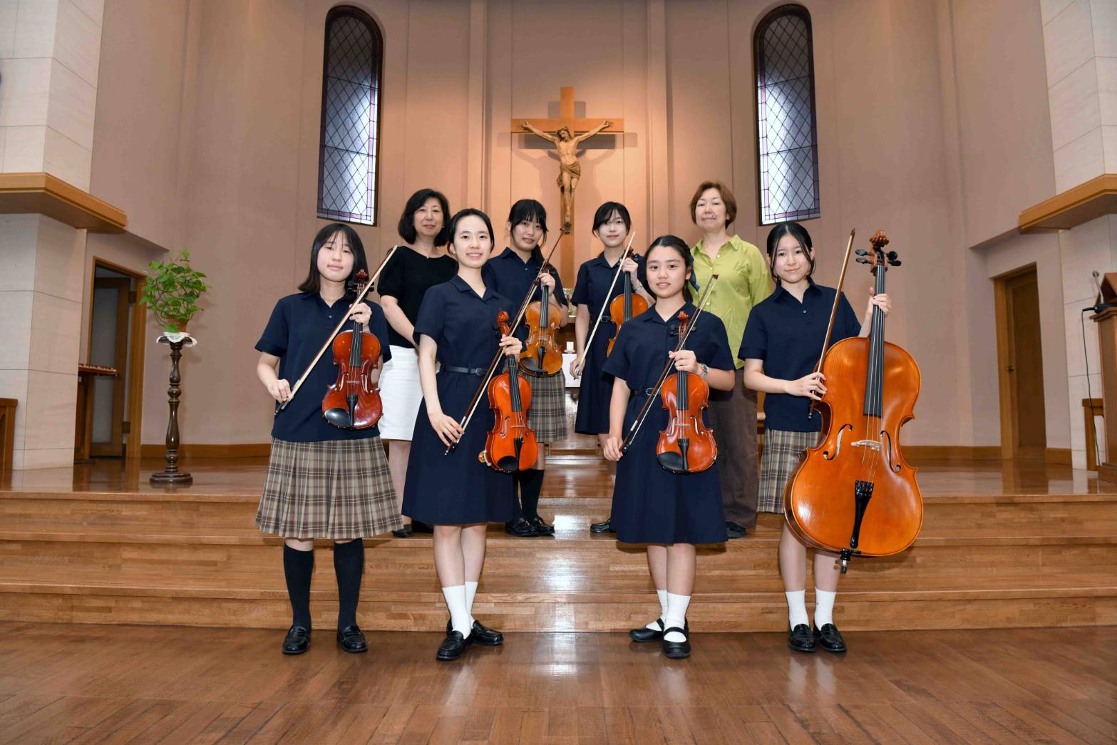 学校ではアンサンブル部に所属(前列右から2人目)。「音楽の力で平和を訴えていきたい」という