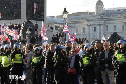 イギリス 難民受け入れ反対の大規模デモ イギリス 難民受け入れ反対の大規模デモ