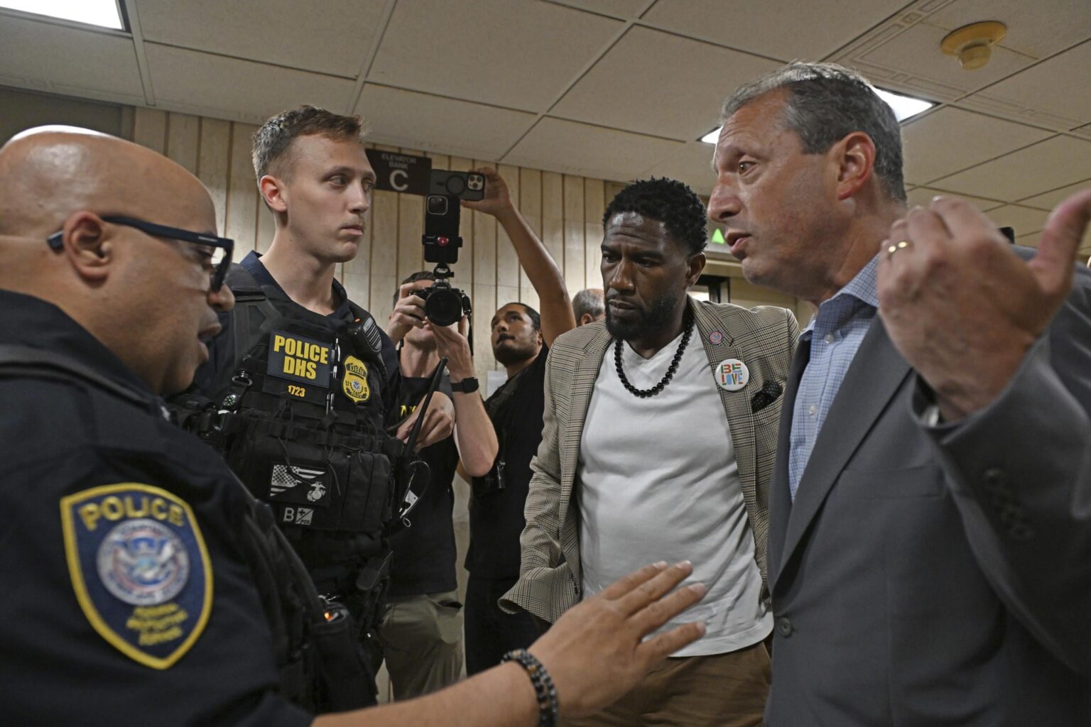 DHSによって拘留された少なくとも12人のNYC民主党の役人