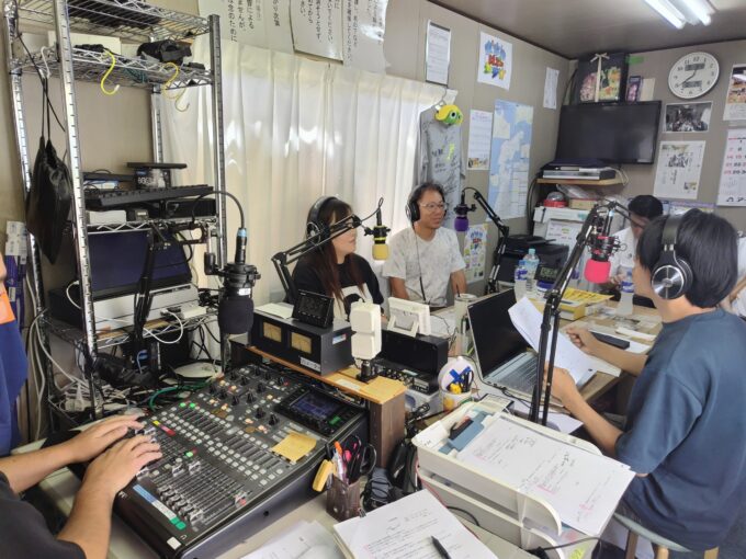 「まちのラジオ」スタジオの模様（「まちのラジオ」提供）