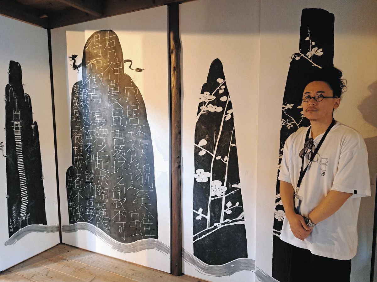 組み立て式の茶室に障壁画《夢の香》を描いた上出恵悟さん＝金沢市東山で
