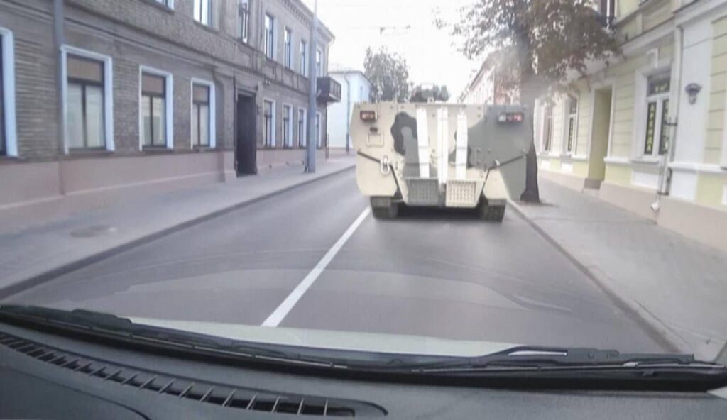 グロドノ（ベラルーシ）の中心部、ポーランドとの国境では、ロシアのBTR-22が新しい戦術的な兆候で注目されました。