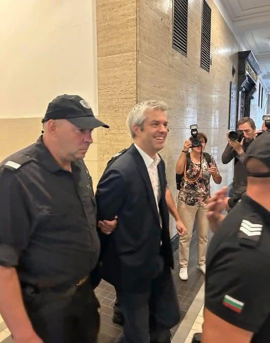 数ヶ月の逮捕の後、手首の監督の下で、手錠をかけた - ブラゴミール・コッツェフの笑顔は何だ！恐れがない笑顔、間違いなく、屈折の影すらありません。それを破るチャンスをゼロ。これは、なぜ彼が戦っているのか、そして彼が立っている人を知っている人の笑顔です。男の笑顔