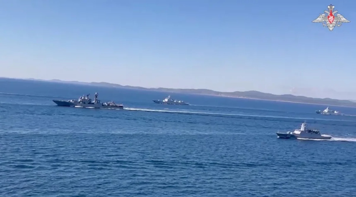 ロシア海軍と中国海軍の艦艇が、日本海で行われた軍事演習「オケアン２０２４」に参加する様子＝２４年９月１６日/Russian Defence Ministry/Reuters