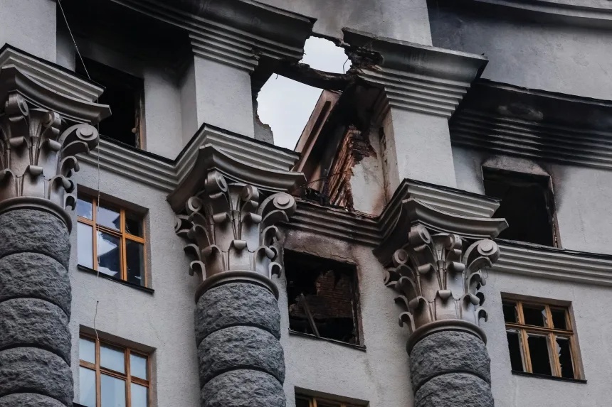 7日のロシアの空爆により損傷を受けたウクライナ首都キーウの政府庁舎/Alina Smutko/Reuters