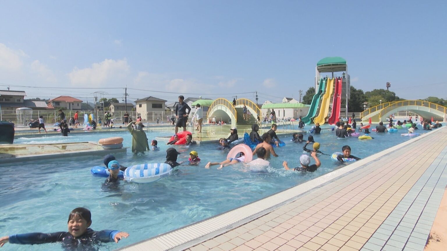 夏休み延長の大分市 最終日のプールは混雑 あすから新学期（OBS大分放送） - Yahoo!ニュース