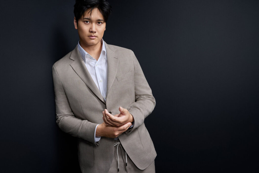 スーツを着こなす大谷翔平