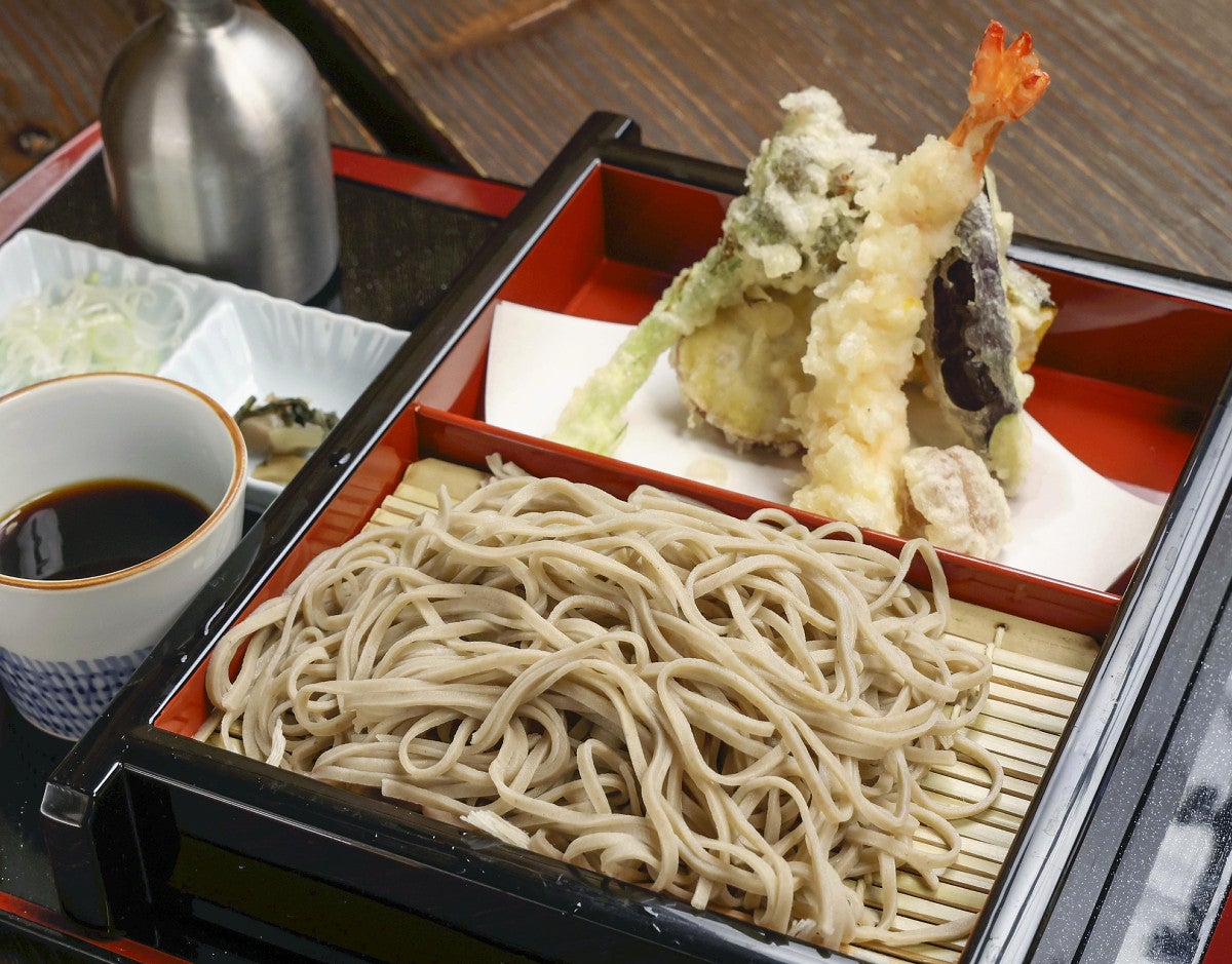 県産そば粉を使った香り高い麺とふわっと揚がった天ぷらが楽しめる「天せいろ」