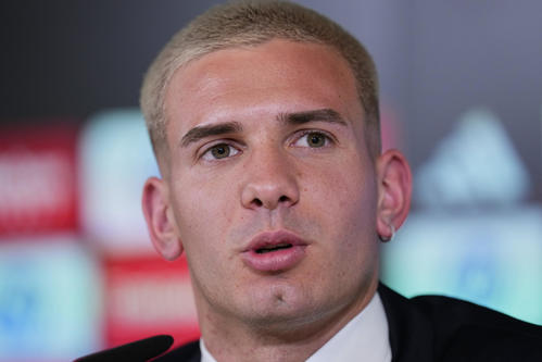 レアル・マドリード入団会見に臨むマスタントゥオーノ（AP）