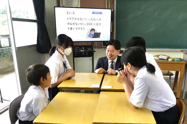 生徒が議論を交わす様子