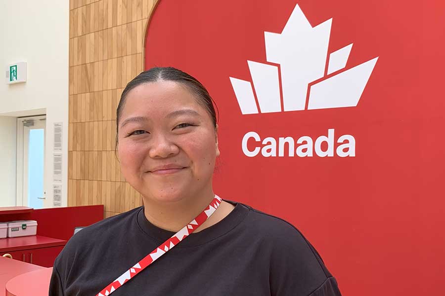 カナダパビリオンで働くビーホアンさん【写真：Hint-Pot編集部】