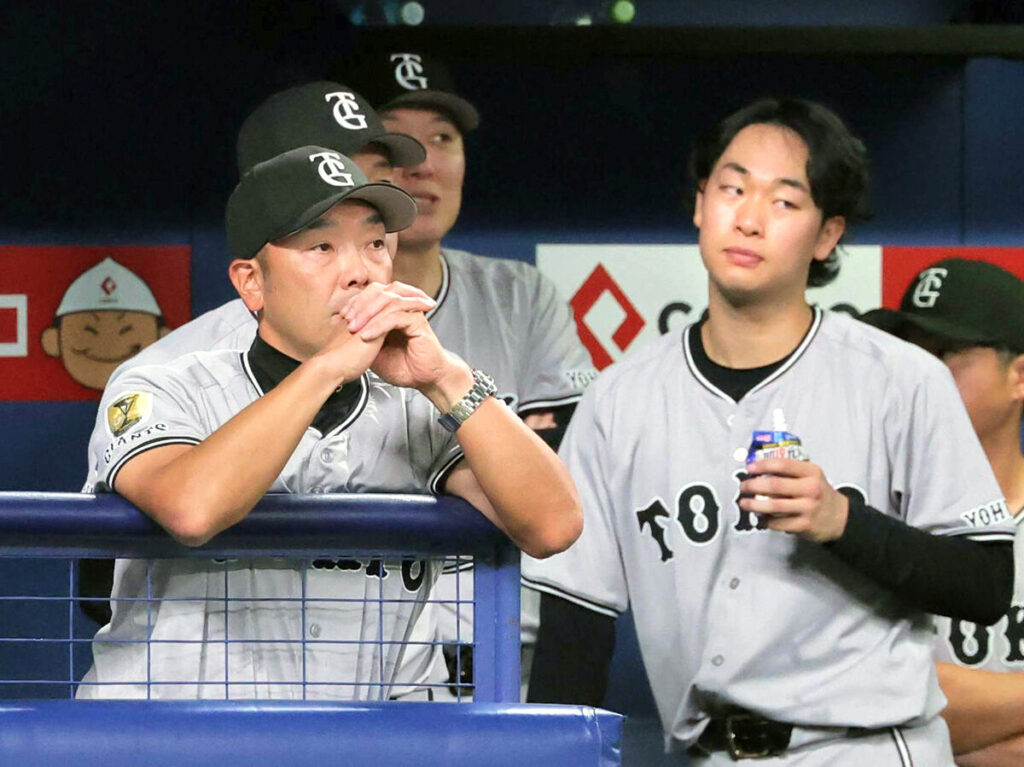 阿部慎之助監督（左）と山崎伊織（カメラ・今成　良輔）