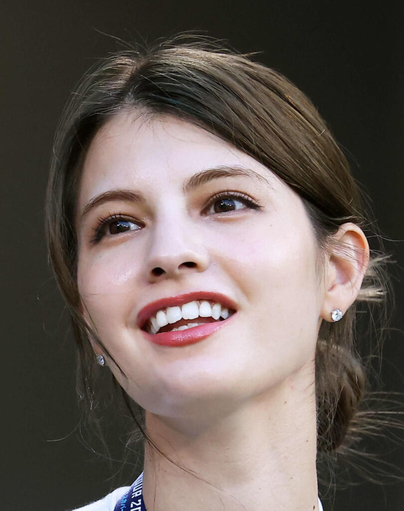 マギー、ビキニ姿で引き締まったウエスト＆美腹筋を披露「圧巻のスタイル」「憧れます」（日刊スポーツ） - Yahoo!ニュース