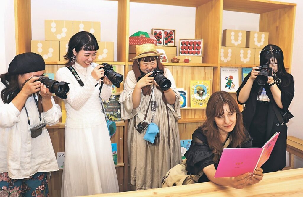 富山県西部の魅力パチリ 「カメラ女子」がモニターツアー、ＳＮＳで発信（北日本新聞） - Yahoo!ニュース - Yahoo!ニュース