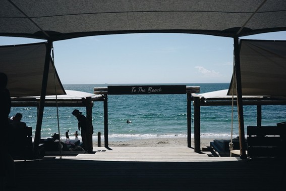 ここは千葉、鋸南町。波に入らずとも、心がほどける「Motona Beach Club」で過ごす“大人の海辺時間”（Web LEON） - Yahoo!ニュース