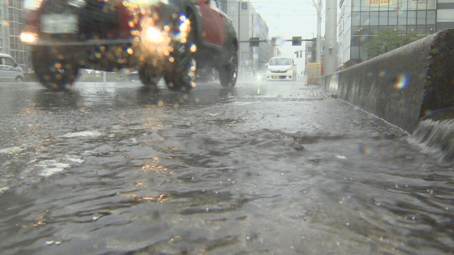 富山県氷見市で117.5ミリの大雨 市道冠水・土砂崩れ 前線南下で大気不安定に（FNNプライムオンライン） - Yahoo!ニュース - Yahoo!ニュース