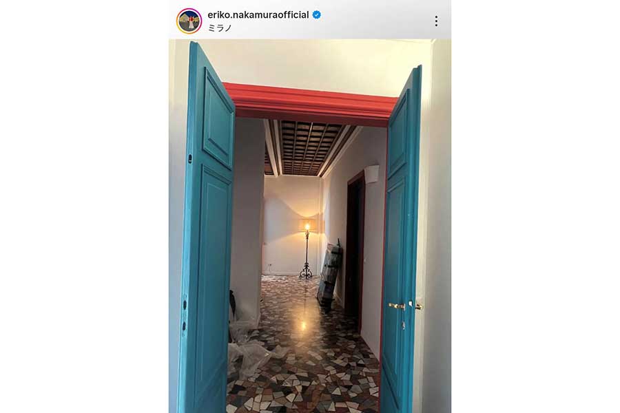 塗り替えられた新居のドア（スクリーンショット）