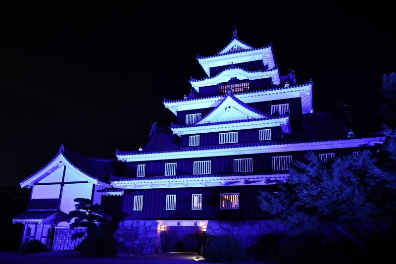 岡山城、夜空に青くライトアップ 県が救急医療への理解呼びかけ（山陽新聞デジタル） - Yahoo!ニュース - Yahoo!ニュース
