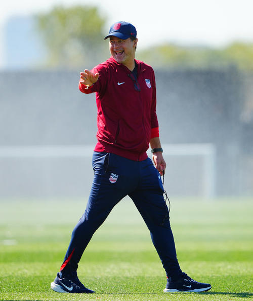 日本戦に向けての前日練習で笑顔を見せる米国のポチェッティーノ監督（撮影・垰建太）