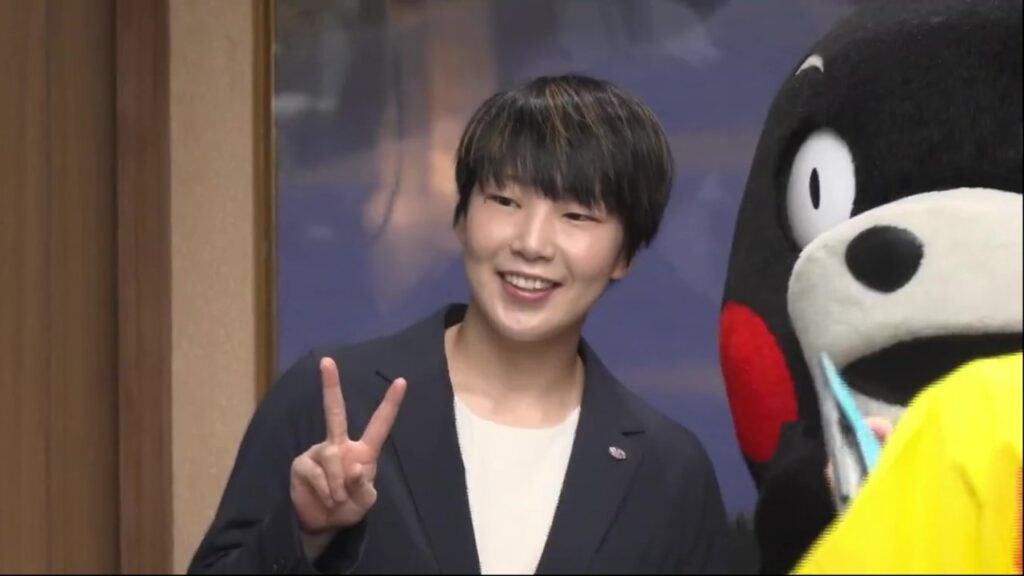 バドミントン・山口茜選手 くまモンとハグ!　世界選手権で3回目の金メダル獲得をお祝い（RKK熊本放送） - Yahoo!ニュース