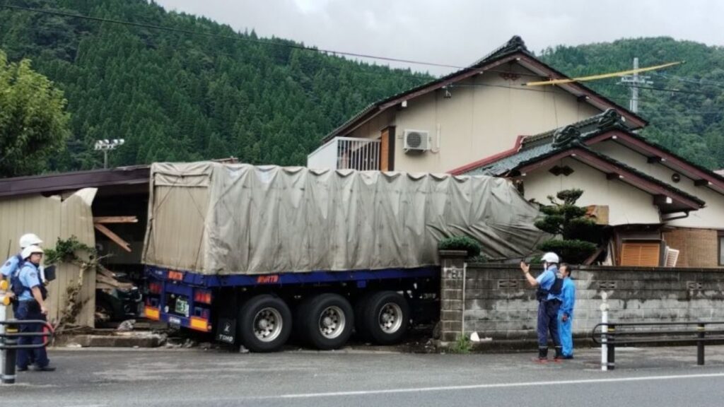 【速報】「トラックが家に突っ込んだ」 住宅の“台所付近”に大型トラックが突っ込む… 1人搬送 岐阜・郡上市（CBCテレビ） - Yahoo!ニュース