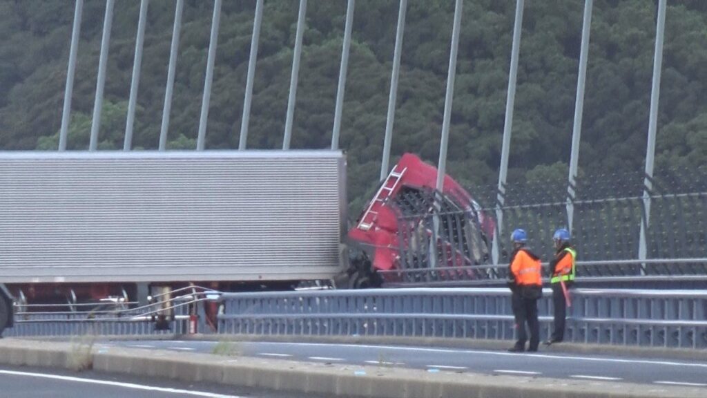 65メートル下の海に男性運転手（50）転落か? 大型トレーラーが橋の欄干を突き破る 長崎市女神大橋 全面通行止め 続く（NBC長崎放送）