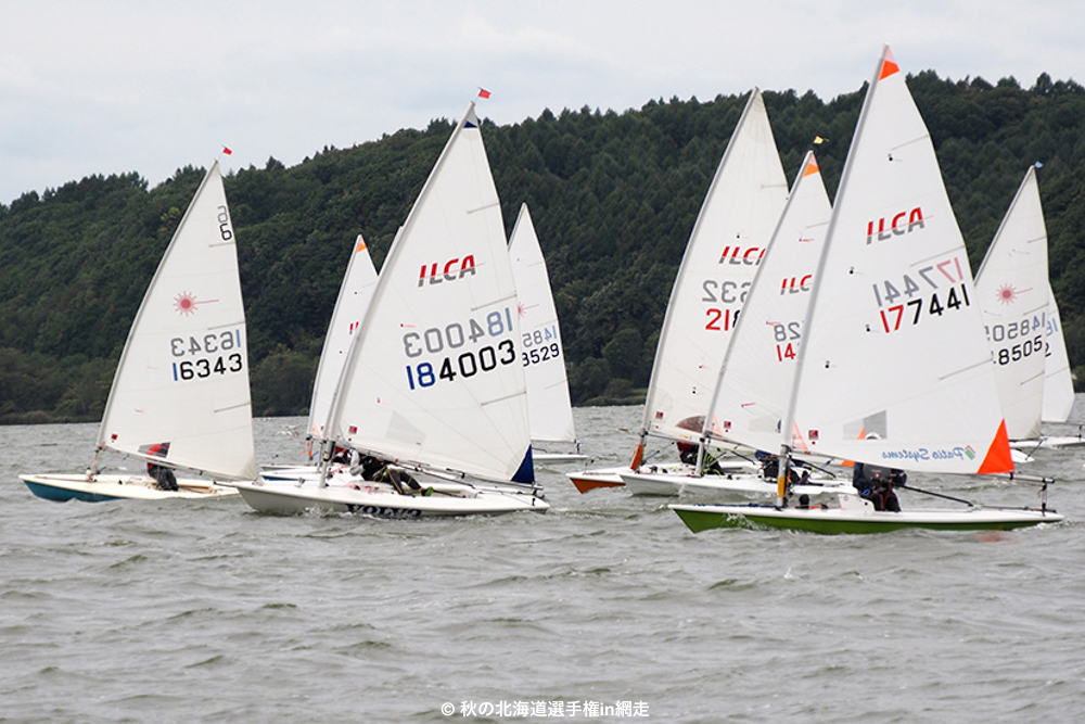 北海道網走湖でカニ！　2025ILCA 秋の北海道選手権 in 網走世界のヨットレース、セーリングニュース & コラム