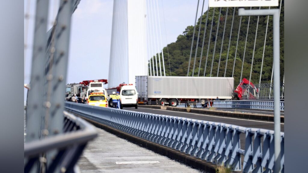 衝突事故で大型トレーラーの運転席部分が橋の欄干から飛び出す…現場付近の海上に遺体、運転手か - 読売新聞オンライン