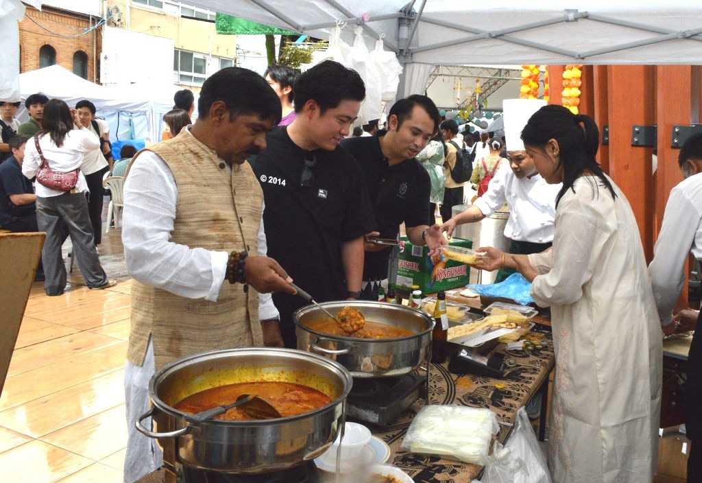 「インドはままつフェスティバル」盛況 食や文化で相互理解 14日まで新川モール（静岡新聞DIGITAL） - Yahoo!ニュース - Yahoo!ニュース