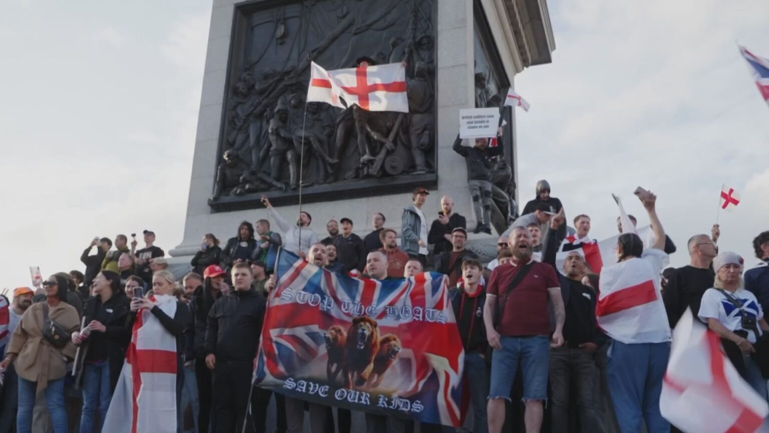 イギリス・ロンドン中心部で「反移民・反ムスリム」の大規模集会　極右活動家が呼びかけ11万人以上参加　銃撃で死亡したアメリカの保守系活動家カーク氏の写真も（TBS NEWS DIG Powered by JNN）