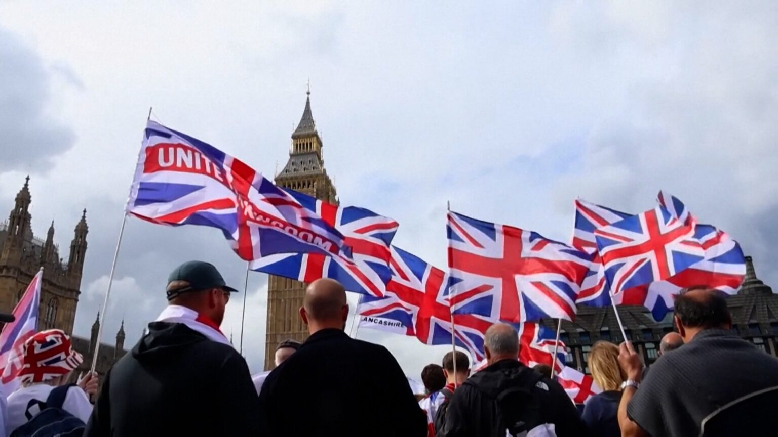 「恥ずべき政府だ」英ロンドンで“移民排除”15万人デモ…ビッグベン周辺を埋め尽くす 差別に反対する人々も 騎馬隊投入 少なくとも25人逮捕（FNNプライムオンライン（フジテレビ系）） - Yahoo!ニュース