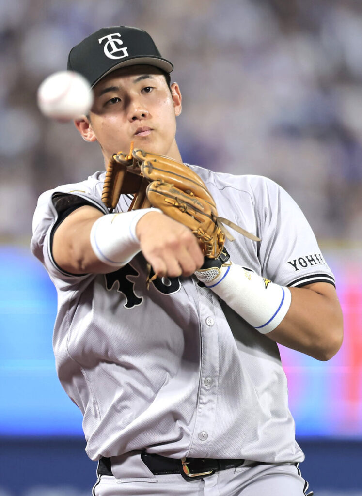 ７回、遊撃手で途中出場する石塚裕惺（カメラ・小林　泰斗）