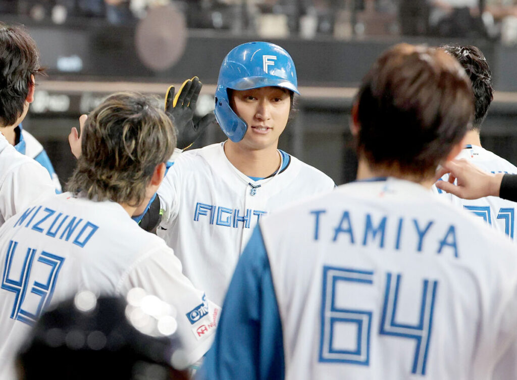 ６回２死一、三塁、３ラン本塁打を放ちナインに迎えられる浅間大基