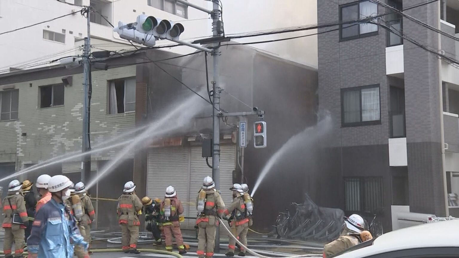 東京・荒川区の作業所兼住宅で火事　計3棟が燃え火元住宅に住む70代女性が死亡　化学消防車など42台が出動　東京消防庁（TBS NEWS DIG Powered by JNN）