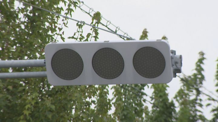 送電線に“ヘビ”が接触か…愛知県豊橋市で最大1600戸余りが一時停電 朝の時間帯に信号も消え警察官が交通整理 | 東海テレビNEWS