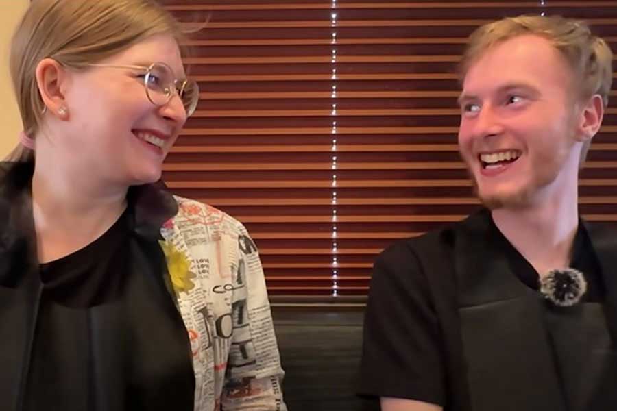 みそ煮込みうどんを味わいながら、日本について話す（左から）レナさんとクエンティンさん（スクリーンショット）