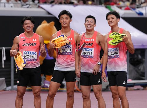 400メートルリレー予選　決勝進出を決め笑顔を見せる、左から小池、柳田、桐生、鵜沢（撮影・足立雅史）