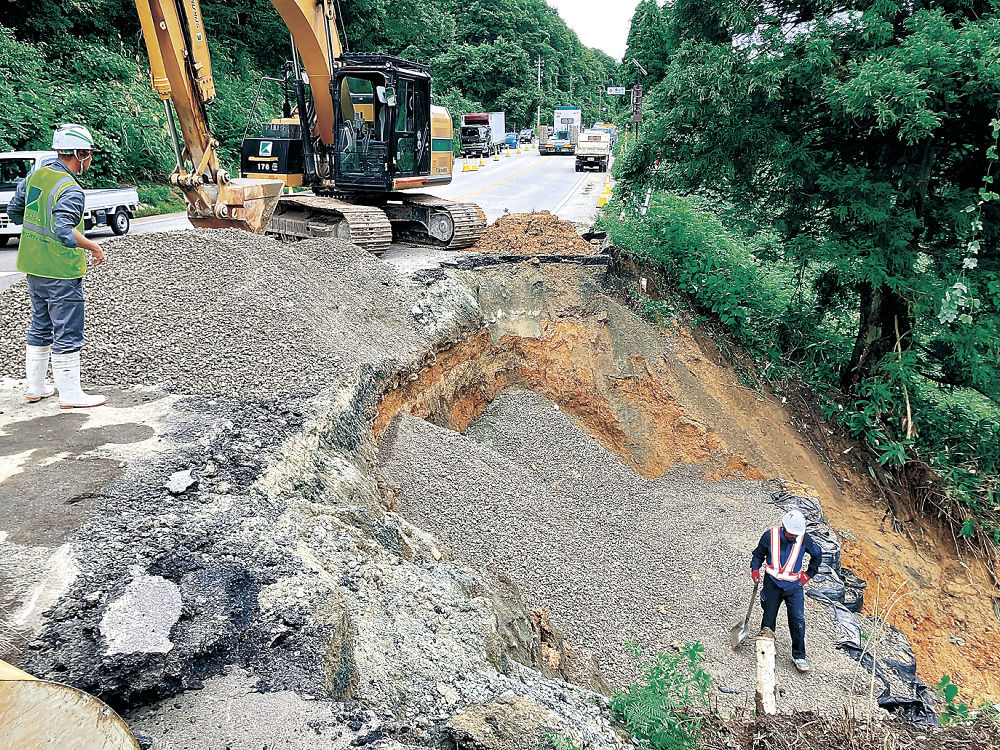 大雨、砺波で国道崩落 富山市９月史上最大降水、３時間８４・５ミリ（北國新聞社） - Yahoo!ニュース - Yahoo!ニュース