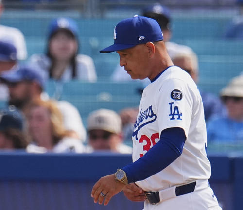 ドジャース対ジャイアンツ　8回表ジャイアンツ2死二、三塁、交代を告げにマウンドに向かうロバーツ監督（撮影・菅敏）