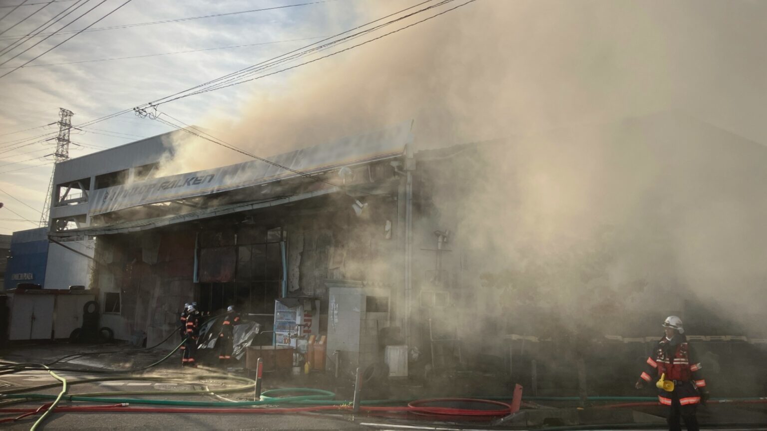 埼玉・八潮市でタイヤ販売店で火事　建物は全焼の模様　消防車など11台が消火活動　警察などが火事の原因を捜査（TBS NEWS DIG Powered by JNN）
