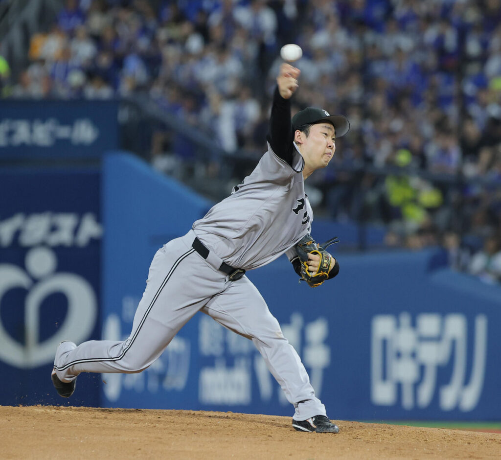 力投する山崎伊織（カメラ・竜田　卓）　